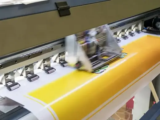 Impresora de gran formato produciendo una pieza en el taller de Aviv Art