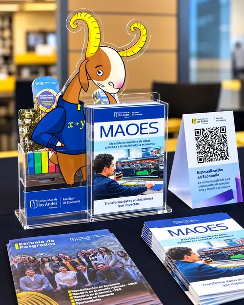 Exhibidor acrílico con la mascota en suéter azul, junto a folletos de la Maestría en analítica de datos MAOES