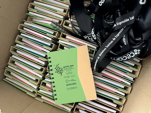 Libretas personalizadas y cintas de escarapela impresas para los participantes de un congreso