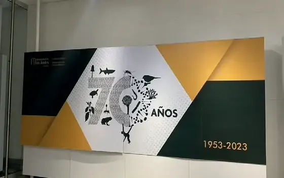 Backing conmemorativo de 70 años con ilustraciones de fauna y flora, impreso en gran formato e instalado en un salón
